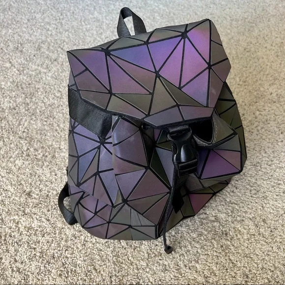 BESUURAN Geometric Luminous Holographic Reflective Backpack - Picture 5 of 13
